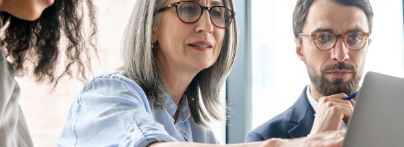 Mature,Older,Ceo,Businesswoman,Mentor,In,Glasses,Negotiating,Growth,Business